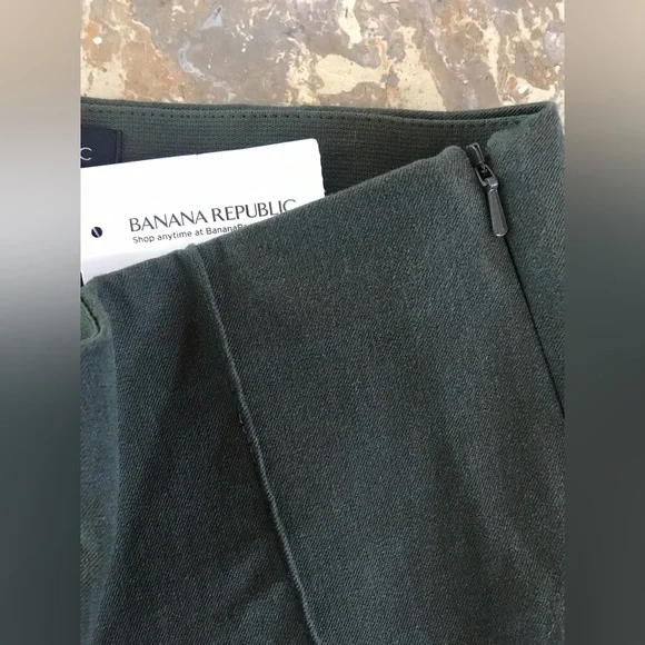 NWT Banana RepublicWomen’s olive green side zip/ankle zip pants, size 0